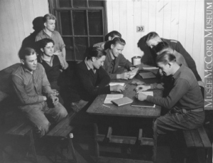 Prisonniers de guerre allemands fumant et lisant, Farnham, QC, 1944 (Musée McCord).